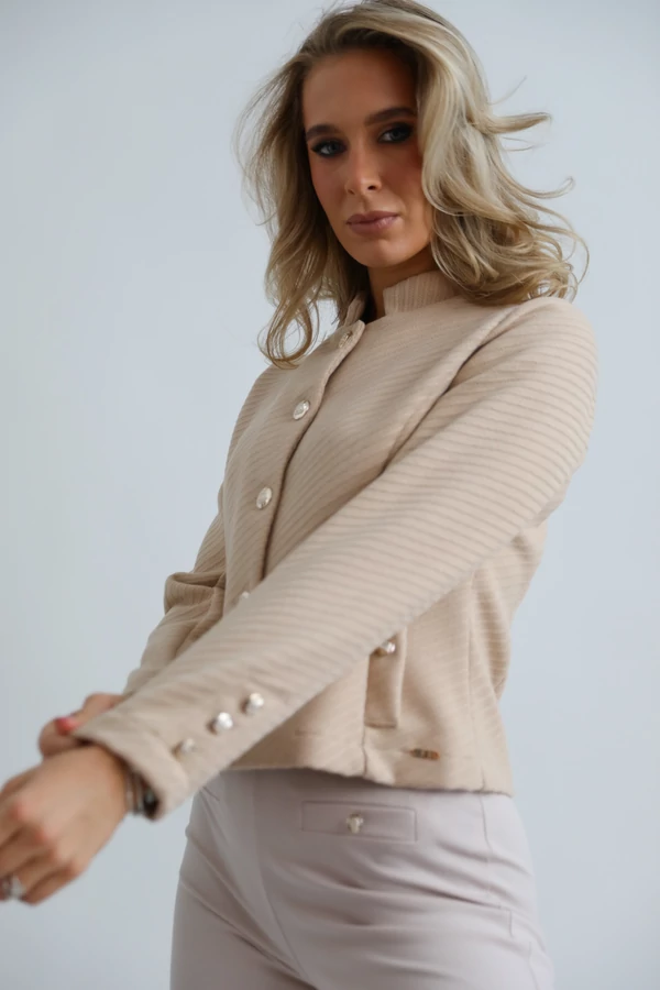 Gombos Dzseki - Bézs